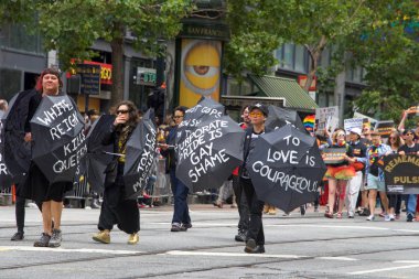 San Francisco, Ca - 24 Haziran 2017 San Francisco şehir merkezindeki San Francisco Gay Onur Yürüyüşü 'nde kimliği belirsiz katılımcılar kutlama yapıyor. Bu yılın teması, çeşitliliğin kutlanması..
