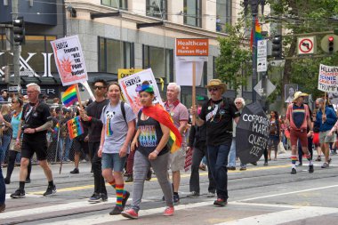 San Francisco, Ca - 24 Haziran 2017 San Francisco şehir merkezindeki San Francisco Gay Onur Yürüyüşü 'nde kimliği belirsiz katılımcılar kutlama yapıyor. Bu yılın teması, çeşitliliğin kutlanması..