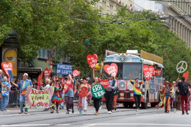 San Francisco, Ca - 24 Haziran 2017 San Francisco şehir merkezindeki San Francisco Gay Onur Yürüyüşü 'nde kimliği belirsiz katılımcılar kutlama yapıyor. Bu yılın teması, çeşitliliğin kutlanması..