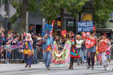 San Francisco, Ca - 24 Haziran 2017 San Francisco şehir merkezindeki San Francisco Gay Onur Yürüyüşü 'nde kimliği belirsiz katılımcılar kutlama yapıyor. Bu yılın teması, çeşitliliğin kutlanması..