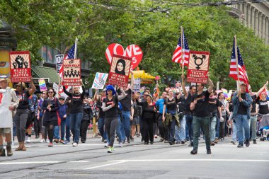 San Francisco, Ca - 24 Haziran 2017 San Francisco şehir merkezindeki San Francisco Gay Onur Yürüyüşü 'nde kimliği belirsiz katılımcılar kutlama yapıyor. Bu yılın teması, çeşitliliğin kutlanması..