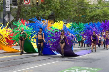 San Francisco, Ca - 24 Haziran 2017 San Francisco şehir merkezindeki San Francisco Gay Onur Yürüyüşü 'nde kimliği belirsiz katılımcılar kutlama yapıyor. Bu yılın teması, çeşitliliğin kutlanması..