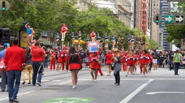 San Francisco, Ca - 24 Haziran 2017 San Francisco şehir merkezindeki San Francisco Gay Onur Yürüyüşü 'nde kimliği belirsiz katılımcılar kutlama yapıyor. Bu yılın teması, çeşitliliğin kutlanması..