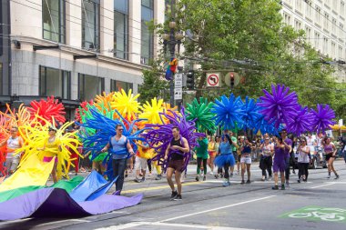 San Francisco, Ca - 24 Haziran 2017 San Francisco şehir merkezindeki San Francisco Gay Onur Yürüyüşü 'nde kimliği belirsiz katılımcılar kutlama yapıyor. Bu yılın teması, çeşitliliğin kutlanması..