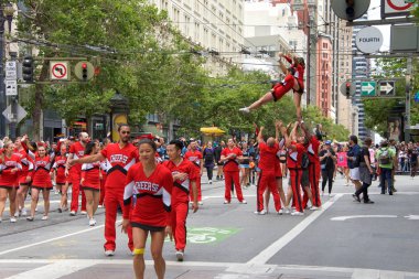 San Francisco, Ca - 24 Haziran 2017 San Francisco şehir merkezindeki San Francisco Gay Onur Yürüyüşü 'nde kimliği belirsiz katılımcılar kutlama yapıyor. Bu yılın teması, çeşitliliğin kutlanması..