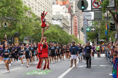 San Francisco, Ca - 24 Haziran 2017 San Francisco şehir merkezindeki San Francisco Gay Onur Yürüyüşü 'nde kimliği belirsiz katılımcılar kutlama yapıyor. Bu yılın teması, çeşitliliğin kutlanması..