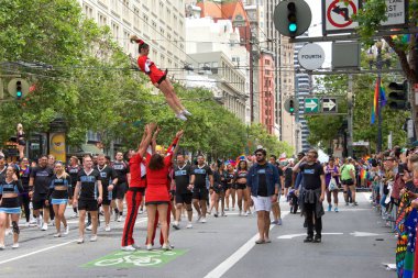 San Francisco, Ca - 24 Haziran 2017 San Francisco şehir merkezindeki San Francisco Gay Onur Yürüyüşü 'nde kimliği belirsiz katılımcılar kutlama yapıyor. Bu yılın teması, çeşitliliğin kutlanması..