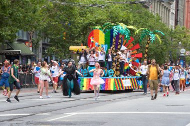 San Francisco, Ca - 24 Haziran 2017 San Francisco şehir merkezindeki San Francisco Gay Onur Yürüyüşü 'nde kimliği belirsiz katılımcılar kutlama yapıyor. Bu yılın teması, çeşitliliğin kutlanması..