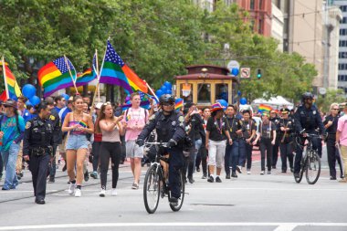 San Francisco, Ca - 24 Haziran 2017 San Francisco şehir merkezindeki San Francisco Gay Onur Yürüyüşü 'nde kimliği belirsiz katılımcılar kutlama yapıyor. Bu yılın teması, çeşitliliğin kutlanması..