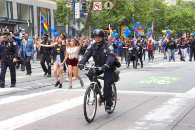 San Francisco, Ca - 24 Haziran 2017 San Francisco şehir merkezindeki San Francisco Gay Onur Yürüyüşü 'nde kimliği belirsiz katılımcılar kutlama yapıyor. Bu yılın teması, çeşitliliğin kutlanması..