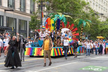 San Francisco, Ca - 24 Haziran 2017 San Francisco şehir merkezindeki San Francisco Gay Onur Yürüyüşü 'nde kimliği belirsiz katılımcılar kutlama yapıyor. Bu yılın teması, çeşitliliğin kutlanması..