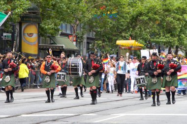 San Francisco, Ca - 24 Haziran 2017 San Francisco şehir merkezindeki San Francisco Gay Onur Yürüyüşü 'nde kimliği belirsiz katılımcılar kutlama yapıyor. Bu yılın teması, çeşitliliğin kutlanması..