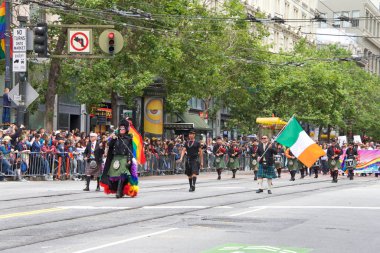 San Francisco, Ca - 24 Haziran 2017 San Francisco şehir merkezindeki San Francisco Gay Onur Yürüyüşü 'nde kimliği belirsiz katılımcılar kutlama yapıyor. Bu yılın teması, çeşitliliğin kutlanması..