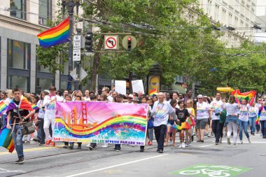 San Francisco, Ca - 24 Haziran 2017 San Francisco şehir merkezindeki San Francisco Gay Onur Yürüyüşü 'nde kimliği belirsiz katılımcılar kutlama yapıyor. Bu yılın teması, çeşitliliğin kutlanması..