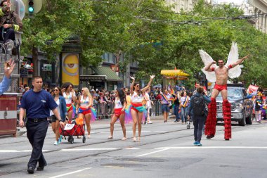 San Francisco, Ca - 24 Haziran 2017 San Francisco şehir merkezindeki San Francisco Gay Onur Yürüyüşü 'nde kimliği belirsiz katılımcılar kutlama yapıyor. Bu yılın teması, çeşitliliğin kutlanması..
