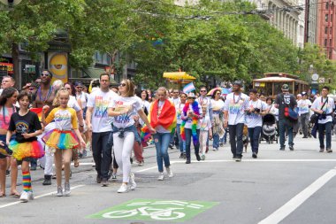 San Francisco, Ca - 24 Haziran 2017 San Francisco şehir merkezindeki San Francisco Gay Onur Yürüyüşü 'nde kimliği belirsiz katılımcılar kutlama yapıyor. Bu yılın teması, çeşitliliğin kutlanması..