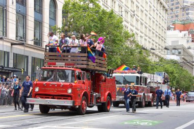 San Francisco, Ca - 24 Haziran 2017 San Francisco şehir merkezindeki San Francisco Gay Onur Yürüyüşü 'nde kimliği belirsiz katılımcılar kutlama yapıyor. Bu yılın teması, çeşitliliğin kutlanması..