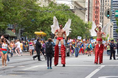 San Francisco, Ca - 24 Haziran 2017 San Francisco şehir merkezindeki San Francisco Gay Onur Yürüyüşü 'nde kimliği belirsiz katılımcılar kutlama yapıyor. Bu yılın teması, çeşitliliğin kutlanması..