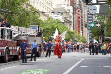 San Francisco, Ca - 24 Haziran 2017 San Francisco şehir merkezindeki San Francisco Gay Onur Yürüyüşü 'nde kimliği belirsiz katılımcılar kutlama yapıyor. Bu yılın teması, çeşitliliğin kutlanması..