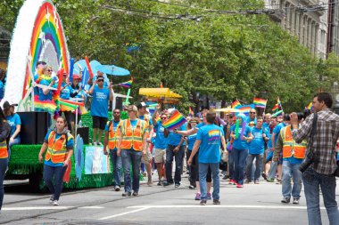 San Francisco, Ca - 24 Haziran 2017 San Francisco şehir merkezindeki San Francisco Gay Onur Yürüyüşü 'nde kimliği belirsiz katılımcılar kutlama yapıyor. Bu yılın teması, çeşitliliğin kutlanması..