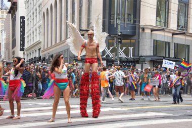San Francisco, Ca - 24 Haziran 2017 San Francisco şehir merkezindeki San Francisco Gay Onur Yürüyüşü 'nde kimliği belirsiz katılımcılar kutlama yapıyor. Bu yılın teması, çeşitliliğin kutlanması..