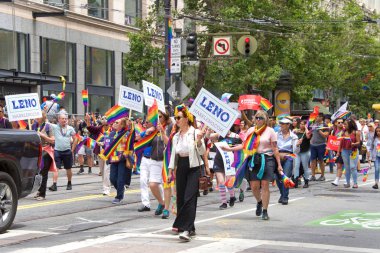 San Francisco, Ca - 24 Haziran 2017 San Francisco şehir merkezindeki San Francisco Gay Onur Yürüyüşü 'nde kimliği belirsiz katılımcılar kutlama yapıyor. Bu yılın teması, çeşitliliğin kutlanması..