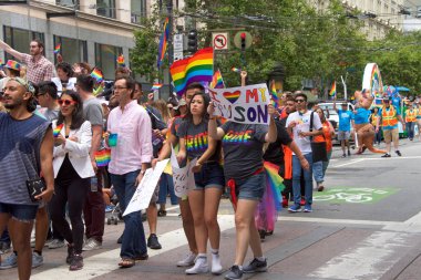San Francisco, Ca - 24 Haziran 2017 San Francisco şehir merkezindeki San Francisco Gay Onur Yürüyüşü 'nde kimliği belirsiz katılımcılar kutlama yapıyor. Bu yılın teması, çeşitliliğin kutlanması..