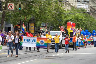 San Francisco, Ca - 24 Haziran 2017 San Francisco şehir merkezindeki San Francisco Gay Onur Yürüyüşü 'nde kimliği belirsiz katılımcılar kutlama yapıyor. Bu yılın teması, çeşitliliğin kutlanması..