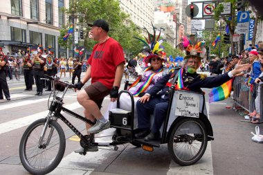 San Francisco, Ca - 24 Haziran 2017 San Francisco şehir merkezindeki San Francisco Gay Onur Yürüyüşü 'nde kimliği belirsiz katılımcılar kutlama yapıyor. Bu yılın teması, çeşitliliğin kutlanması..