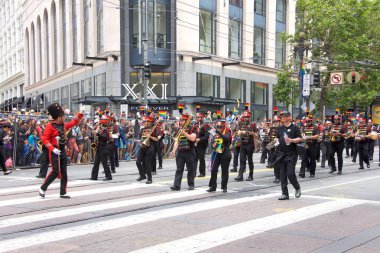 San Francisco, Ca - 24 Haziran 2017 San Francisco şehir merkezindeki San Francisco Gay Onur Yürüyüşü 'nde kimliği belirsiz katılımcılar kutlama yapıyor. Bu yılın teması, çeşitliliğin kutlanması..