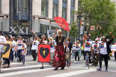 San Francisco, Ca - 24 Haziran 2017 San Francisco şehir merkezindeki San Francisco Gay Onur Yürüyüşü 'nde kimliği belirsiz katılımcılar kutlama yapıyor. Bu yılın teması, çeşitliliğin kutlanması..