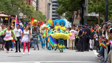 San Francisco, Ca - 24 Haziran 2017 San Francisco şehir merkezindeki San Francisco Gay Onur Yürüyüşü 'nde kimliği belirsiz katılımcılar kutlama yapıyor. Bu yılın teması, çeşitliliğin kutlanması..