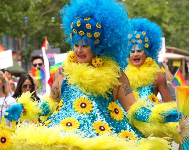 San Francisco, Ca - 24 Haziran 2017 San Francisco şehir merkezindeki San Francisco Gay Onur Yürüyüşü 'nde kimliği belirsiz katılımcılar kutlama yapıyor. Bu yılın teması, çeşitliliğin kutlanması..