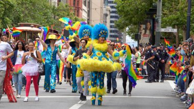 San Francisco, Ca - 24 Haziran 2017 San Francisco şehir merkezindeki San Francisco Gay Onur Yürüyüşü 'nde kimliği belirsiz katılımcılar kutlama yapıyor. Bu yılın teması, çeşitliliğin kutlanması..