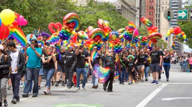 San Francisco, Ca - 24 Haziran 2017 San Francisco şehir merkezindeki San Francisco Gay Onur Yürüyüşü 'nde kimliği belirsiz katılımcılar kutlama yapıyor. Bu yılın teması, çeşitliliğin kutlanması..