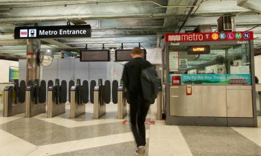 San Francisco, Ca - 01 Mart 2017: Powell Street Station girişi Muni. Muni Metro, San Francisco 'da ulaşımı sağlıyor..