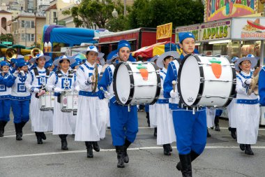 San Francisco, Ca - 16 Nisan 2016: 26. Geleneksel Union Street Paskalya Geçidi 'nin bilinmeyen katılımcıları. San Francisco 'nun en büyük küçük geçit töreni ve Bay Area' nın eşsiz topluluğunu yansıtıyor..
