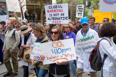 San Francisco, Ca - 22 Nisan 2017: Bilim için Mart, binlerce protestocu bilimsel araştırmaları tehdit eden federal bütçe kesintilerini protesto eden bilim adına barış içinde yürüyüş yaptı..