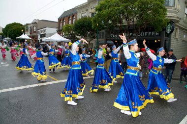 San Francisco, Ca - 16 Nisan 2016: 26. Geleneksel Union Street Paskalya Geçidi 'nin bilinmeyen katılımcıları. San Francisco 'nun en büyük küçük geçit töreni ve Bay Area' nın eşsiz topluluğunu yansıtıyor..