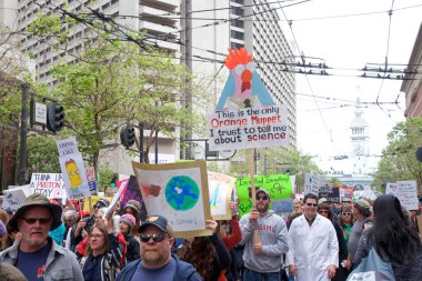 San Francisco, Ca - 22 Nisan 2017: Bilim için Mart, binlerce protestocu bilimsel araştırmaları tehdit eden federal bütçe kesintilerini protesto eden bilim adına barış içinde yürüyüş yaptı..