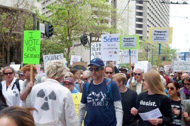 San Francisco, Ca - 22 Nisan 2017: Bilim için Mart, binlerce protestocu bilimsel araştırmaları tehdit eden federal bütçe kesintilerini protesto eden bilim adına barış içinde yürüyüş yaptı..
