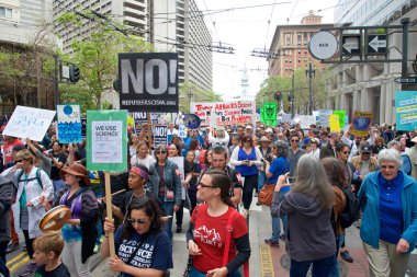 San Francisco, Ca - 22 Nisan 2017: Bilim için Mart, binlerce protestocu bilimsel araştırmaları tehdit eden federal bütçe kesintilerini protesto eden bilim adına barış içinde yürüyüş yaptı..
