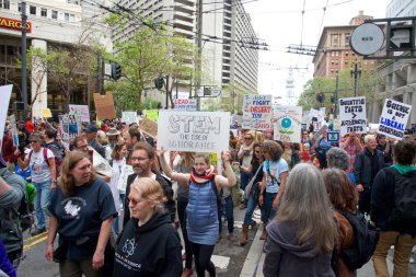 San Francisco, Ca - 22 Nisan 2017: Bilim için Mart, binlerce protestocu bilimsel araştırmaları tehdit eden federal bütçe kesintilerini protesto eden bilim adına barış içinde yürüyüş yaptı..