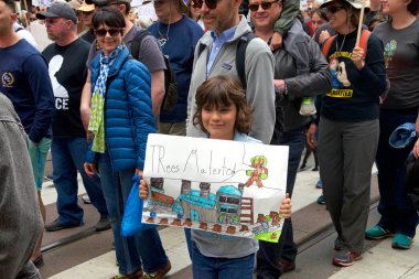 San Francisco, Ca - 22 Nisan 2017: Bilim için Mart, binlerce protestocu bilimsel araştırmaları tehdit eden federal bütçe kesintilerini protesto eden bilim adına barış içinde yürüyüş yaptı..