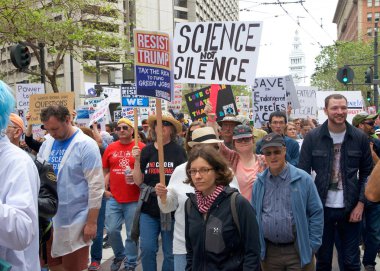 San Francisco, Ca - 22 Nisan 2017: Bilim için Mart, binlerce protestocu bilimsel araştırmaları tehdit eden federal bütçe kesintilerini protesto eden bilim adına barış içinde yürüyüş yaptı..