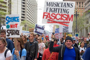 San Francisco, Ca - 22 Nisan 2017: Bilim için Mart, binlerce protestocu bilimsel araştırmaları tehdit eden federal bütçe kesintilerini protesto eden bilim adına barış içinde yürüyüş yaptı..