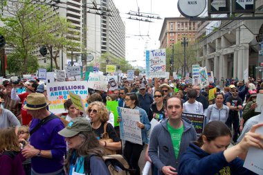 San Francisco, Ca - 22 Nisan 2017: Bilim için Mart, binlerce protestocu bilimsel araştırmaları tehdit eden federal bütçe kesintilerini protesto eden bilim adına barış içinde yürüyüş yaptı..