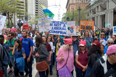 San Francisco, Ca - 22 Nisan 2017: Bilim için Mart, binlerce protestocu bilimsel araştırmaları tehdit eden federal bütçe kesintilerini protesto eden bilim adına barış içinde yürüyüş yaptı..