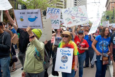 San Francisco, Ca - 22 Nisan 2017: Bilim için Mart, binlerce protestocu bilimsel araştırmaları tehdit eden federal bütçe kesintilerini protesto eden bilim adına barış içinde yürüyüş yaptı..