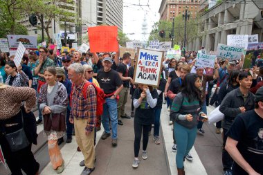San Francisco, Ca - 22 Nisan 2017: Bilim için Mart, binlerce protestocu bilimsel araştırmaları tehdit eden federal bütçe kesintilerini protesto eden bilim adına barış içinde yürüyüş yaptı..